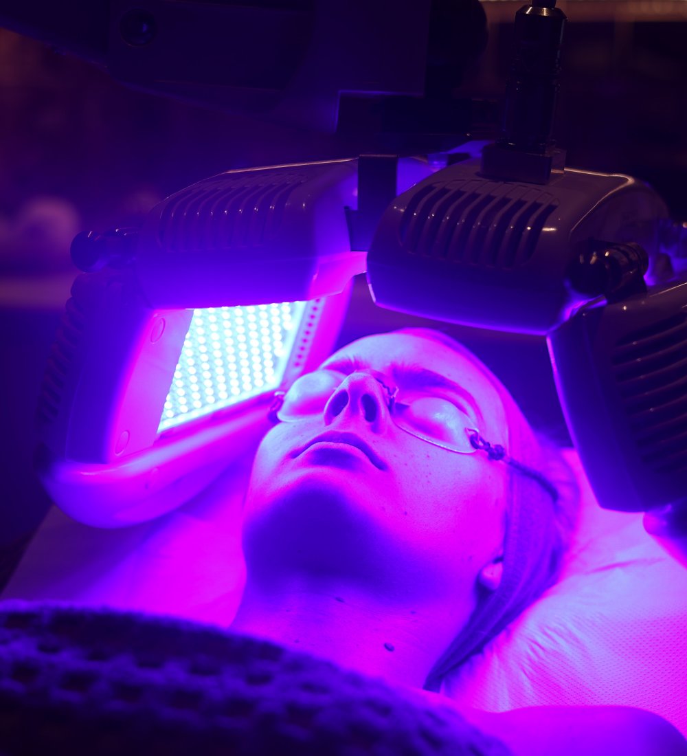 Dermalux Tri-Wave MD LED Phototherapy – SKIN lounge Aesthetics Richmond Client enjoying a Dermalux Tri-Wave MD LED Phototherapy treatment at SKIN lounge Aesthetics Richmond, using advanced LED light energy to boost collagen, reduce inflammation, and promote radiant skin.