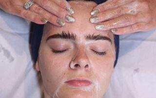 HydraRefresh Facial – SKIN lounge Aesthetics Richmond Hill Client enjoying a HydraRefresh facial at SKIN lounge Aesthetics Richmond Hill, a cutting-edge treatment combining deep cleansing, exfoliation, and hydration technology to rejuvenate the skin, boost collagen, and enhance natural radiance.