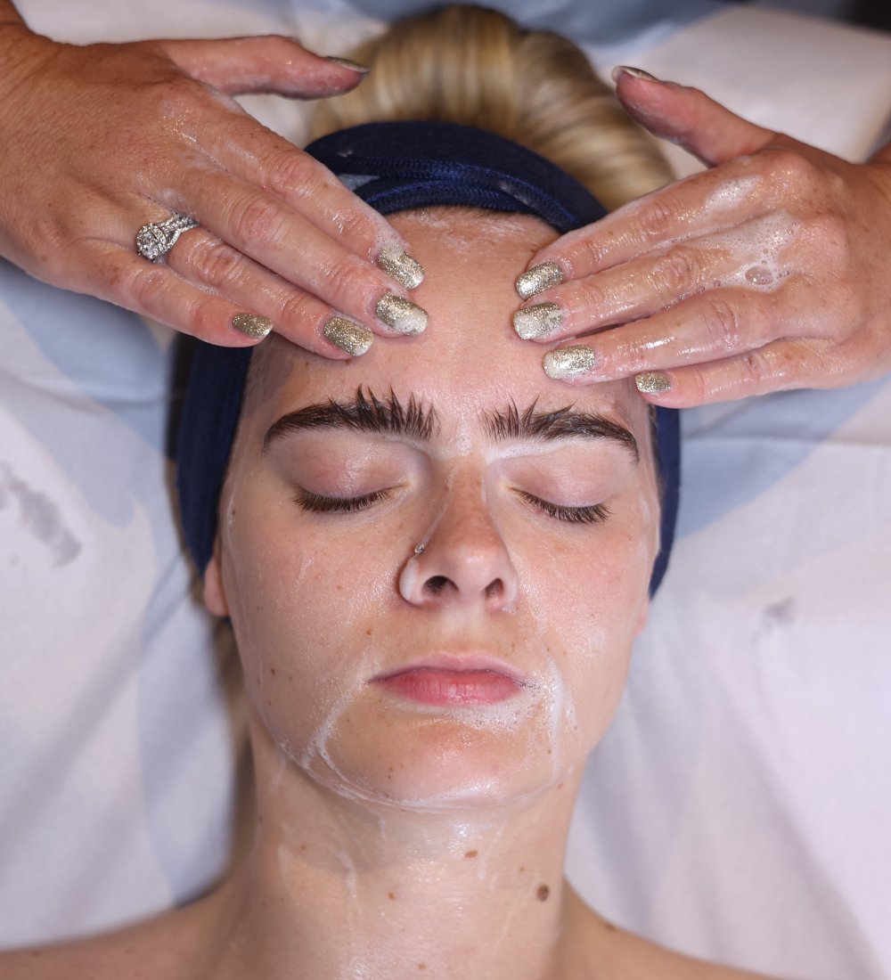 Client enjoying a HydraRefresh facial at SKIN lounge Aesthetics Richmond Hill, a cutting-edge treatment combining deep cleansing, exfoliation, and hydration technology to rejuvenate the skin, boost collagen, and enhance natural radiance.
