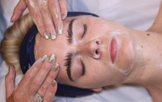 HydraRefresh Facial – SKIN lounge Aesthetics Richmond Hill Client enjoying a HydraRefresh facial at SKIN lounge Aesthetics Richmond Hill, a cutting-edge treatment combining deep cleansing, exfoliation, and hydration technology to rejuvenate the skin, boost collagen, and enhance natural radiance.
