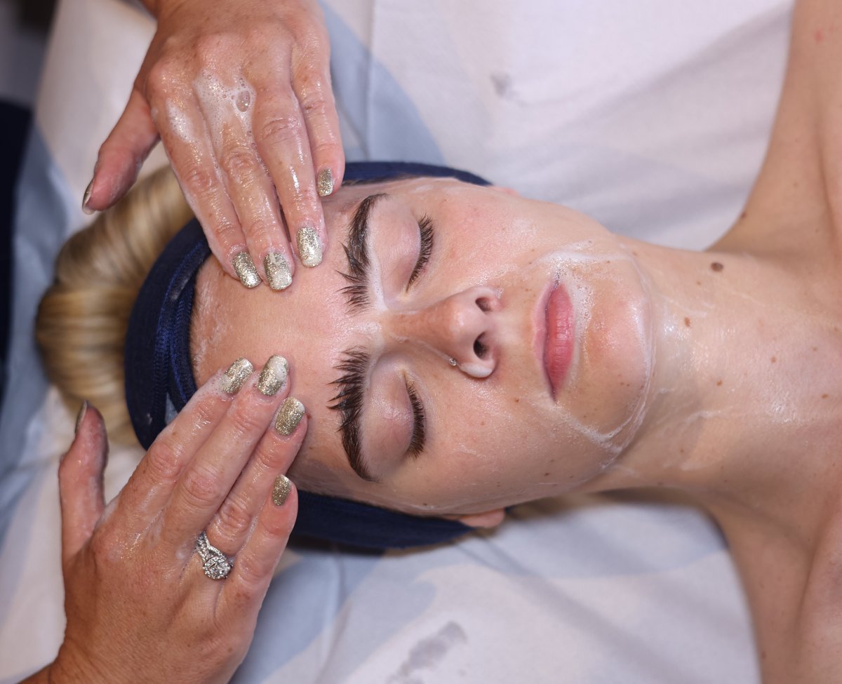 HydraRefresh Facial – SKIN lounge Aesthetics Richmond Hill Client enjoying a HydraRefresh facial at SKIN lounge Aesthetics Richmond Hill, a cutting-edge treatment combining deep cleansing, exfoliation, and hydration technology to rejuvenate the skin, boost collagen, and enhance natural radiance.